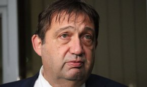 Въпреки че е вече на 60 години неговият апетит е ненасите и то не само за ядене, което е видно по повече от закръглената му фигура, но и по тъпнката част.