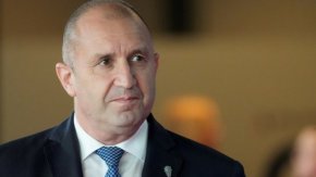 “На интернет-страницата на Европейската отбранителна агенция е публикуван списъкът на държавите от ЕС, които са изразили към момента намерение да провеждат съвместни поръчки за производство на боеприпаси за Украйна. България не е сред тях и това лесно може да се провери”, посочи той.