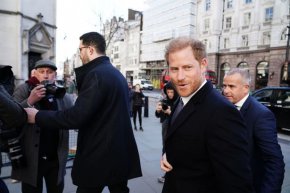 
То идва и на фона на въпросите дали той и съпругата му Меган Маркъл ще бъдат в Обединеното кралство само след шест седмици, за да присъстват на коронацията на баща му в Уестминстърското абатство.