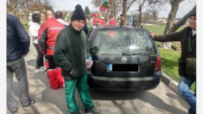 Според него вносът на украински яйца и зърно у нас ще унищожи и последното, което е останало в българското земеделие. "Това подбива нашия пазар. С тези европейски изисквания... Ако си мислят, че от Украйна ще се вкарва вечно, грешат. Да не се чудят после, че доматите и краставиците са скъпи. Унищожиха животновъдството, унищожиха зеленчукопроизводството, остана и земеделието", допълни той.
