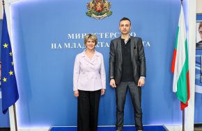 
 Ето и цялото съобщение на ММС: "Министърът на младежта и спорта Весела Лечева се срещна днес с Димитър Бербатов. Двамата разговаряха за ситуацията в българския футбол, необходимостта от съвместна работа на Българския футболен съюз с държавните институции, възможностите за съществено подобряване на работата в детско-юношеските школи и за спортната инфраструктура в страната. Димитър Бербатов запозна Весела Лечева с идеите и стратегията на своя екип за развитието на българския футбол".