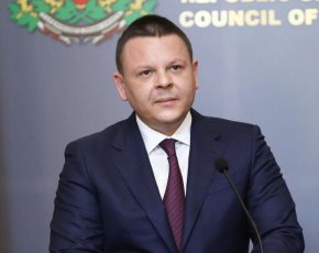 
Как ли да си обясним тези отстъпки, които прави за наша сметка на най-печелившите фирми в България, които на всичко отгоре са и чужди???
