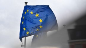 
В опит да намали вредните емисии ЕС опитва да насърчи товарните превози с влак и кораб, но липсата на задължителни цели, поставени от Европейската комисия, означава, че страните членки се водят по националните си интереси, които се разминават с общите изисквания, посочват от Сметната палата.