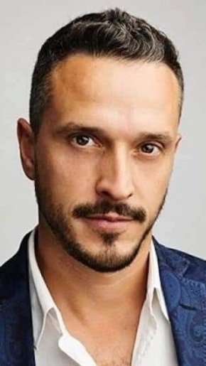  Повечето хора у нас обаче по-скоро го помнят от участието му във ВИП Брадър, което е невероятно, защото той никога не се е правил на звезда, за разлика от доста други от неговото поколение, но без неговия световен успех.