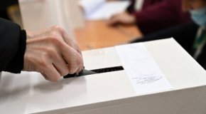 На трето и четвърто място се нареждат ДПС и "Възраждане", с минимална разлика в резултата.
