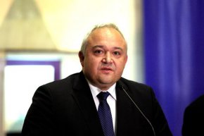 
"Често в листите се включват лица, познати на полицията за купуване на гласове. И сега имаше такива. Апелирам политическите партии внимателно и прецизно да проверяват тези хора. Защото така хора получават имунитет да извършват тази дейност, без ние да можем да противодействаме", добави още той.