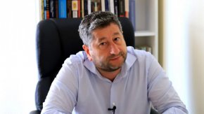 “Имаме решение”, загатна лаконично той в деня след това. Иванов уточни, че от партията изчакват да излязат първите резултати и тогава ще направят официални изказвания пред медиите.

 