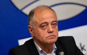 А де юре и пръв човек в държавата, понеже тя се води парламентарна република по конституция. Атанасов е юрист и то с диплома от Софийския университет, с опит на съдия при соца и прокурор на границите между двата строя, бил е и адвокат, освен политик.