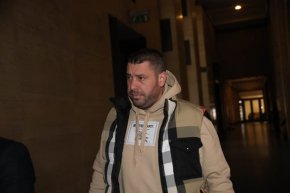 "Изглежда не се е чувствала действително застрашена и заплашена, след като е сключила брак с него и до момента нито веднъж не е подавала сигнали за заплахи или насилие до компетентните органи. Житейски нелогично е", коментира защитникът. Юристът анализира и другото обвинение - че на 21 март, малко преди да бъде задържан, Соколов е нанесъл лека телесна повреда на съпругата си.