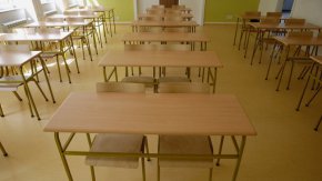 Планираните паралелки с дуално обучение са 122. За първи път такова обучение въвеждат Технологична професионална гимназия "Мария Кюри" в Перник по професия "химик-технолог" и по професия "машинен оператор", и Средно училище "Христо Ботев" в Белоградчик по професия "техник-технолог" в хранително-вкусовата промишленост.
