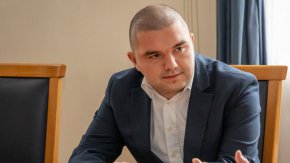 
Делото тече на фона на решенията на властите в Република Северна Македония да заличат българските клубове в Битоля и в Охрид заради имената им - "Иван Михайлов" и "Цар Борис Трети".

 