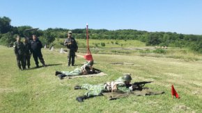 Според тях разбирането, че "воинските задължения" означават единствено "задължителната наборна военна служба" не намира опора в Конституцията.