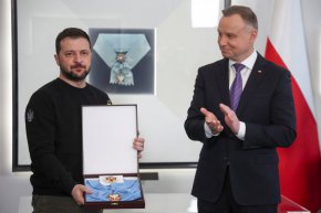Президентът на Полша Анджей Дуда (вдясно) отдава почит на украинския президент Володимир Зеленски в президентския дворец във Варшава, Полша, на 5 април. (Kacper Pempel/Reuters)