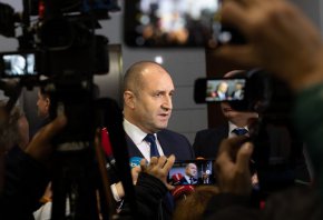 
Радев препоръча да се направи една експертна среща на инвеститора с ресорното министерство, както и с всички, които имат отношение, за да може да се положат основите и да се направи план как точно да се организира процесът. 
