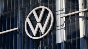 
Hyundai, който също спря производството си в Русия миналата година, може да продаде производственото си звено в Санкт Петербург на свързана с автомобилната индустрия компания в Казахстан. Сделката е на финален етап и може да бъде подписана още през юни, твърди изданието.