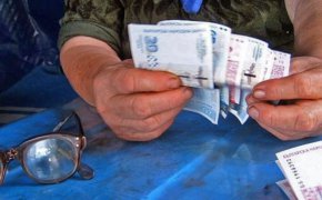 
От Националния осигурителен институт ще изплатят добавката в размер на 70 лева в началото на следващата седмица – по банков път или чрез пощенските станции в страната.
