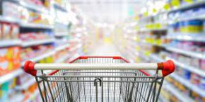 Олиото поевтинява с 1,9% и се продава по 3,55 лева за  1 л.
Пакетче краве масло от 125 гр. поскъпва с 2,3%  и се търгува по 2,62 лева. Пилешкото месо прибавя 0,3% до 6,07 лева за 1 кг. Захарта поевтинява с 0,4% и се продава по 2,51 лева за 1 кг.