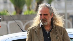 „Не стават много добре нещата. Това е моето абсолютно убеждение. Ще се опитам сега да внеса вот на недоверие срещу нея. Защото тя извърши доста непростими грешк. Събрал съм достатъчно депутати”, подчерта той.
