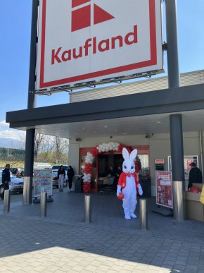 Новата търговска зона е част от One Stop Shopping концепцията на веригата в отговор на търсенето на потребителите да пазаруват всичко на едно място. Последните години ритейлърът оптимизира търговските си площи, предоставяйки възможност на различни бизнеси да партнират с Kaufland. По този начин веригата повишава качеството на клиентското изживяване и подкрепя множество бизнеси за стоки и услуги.