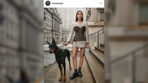 
Говорителят също така изказа предположение, че последната фотосесия на Vogue изпраща послание, че животните са "просто аксесоари, а не живи, чувстващи същества, които трябва да бъдат уважавани".