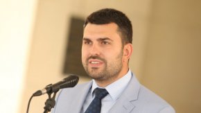 “Списъкът с избраните народни представители е обнародван в Държавен вестник и Вие сте избрана, считано от дататана провеждане на изборите, тоест 2 април. В случай, че не желаете да сте народен представител е необходимо да подадете оставка пред Народното събрание, която то да гласува.  (Чл. 72, ал. 1 от Конституцията). Така че, в сряда, в 10 часа, дали с Киро, или с Миро, трябва да пристигнете в НС за полагане на клетва и подаване на оставка", написа Георгиев.