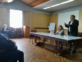 
В няколко поредни дни микробиологът и епидемиолог проф. Тодор Кантарджиев провежда срещи с медицинските сестри от общинските училища, които общо са над 200. 