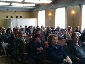 В няколко поредни дни микробиологът и епидемиолог проф. Тодор Кантарджиев провежда срещи с медицинските сестри от общинските училища, които общо са над 200. 