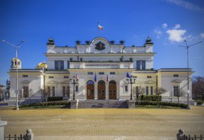 
Към предишните президенти и председатели на Народното събрание също са отправени покани да бъдат гости на първото заседание. Покани към посланиците на Русия и Беларус не са отправяни.