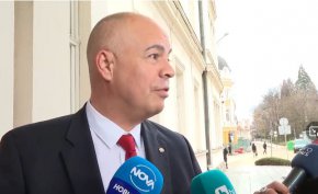 
„Няма да приемем бюджет, който ограничава разходите. Нашите приоритети са още работата по Плана за възстановяване и спирането на военната помощ за Украйна”, заяви Свиленски. Той е категоричен, че разговори между партиите трябва да има.
