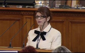 
„Решаването на политическата криза не може да се случи по удобен начин за нито една от партиите. Няма работеща управленска конфигурация, която да не породи напрежение сред нашите членове и симпатизанти. Въпрос на политическо лидерство е правилните решения да се вземат навреме. Въпрос на смелост е да излезем от рамките на тактическите сметки”, категорична е тя.