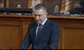 
„Ние от ИТН сме в това Народно събрание, защото можем да носим отговорност. Това ни задължава да бъдем конструктивни и да направим всичко възможно парламентът да работи. За нас са важни максимално бързото ни приемане в Шенген, подготовката ни за еврозоната и Планът за възстановяване и устойчивост. Това са важните неща, а не емоциите, обидата, фантазиите и неизпълнените желания”, каза още Вълчев.

 