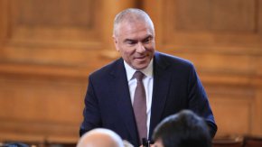 След като Асен Миланов отказал да им плаща, двамата подавали жалби и инициирали проверки на законността на изградена външна конструкция на пицарията и дори спрели електрозахранването ѝ