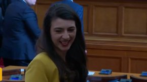 Ден по-рано юристът Бориславова поиска от ЦИК да бъде заличена като народен представител, но получи отказ, тъй като не спази сроковете предвидени в закона и се наложи първо да се закълне.
