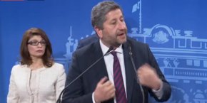 
„Това е първа стъпка за нормалност в диалога, за търсене на съгласие. Голяма стъпка е, че имаме общи приоритети. Да се надяваме, че това е стъпка към формиране на мнозинство, което да излъчи правителство”, добави Атанасова.