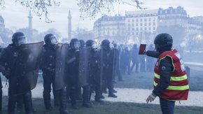 Говорителят на правителството Оливие Веран заяви, че е спокоен за демократичното бъдеще на реформата.
