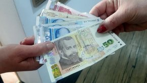 За разлика от Великден, за честването на който и четирите дни са определени като празнични, при останалите са регламентира, че ако съвпадат със събота или неделя, първият или първите два работни дни след тях са неприсъствени. Неприсъствен например ще бъде 8 май – понеделник, тъй като 6 май е в събота.