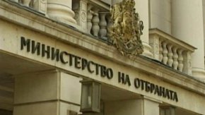 От МО уточниха, че подмяната на запасни и техника-запас се извършва основно през месеците февруари, март, април, август, септември и октомври чрез изпращане на известия до запасни и собственици на техника-запас без мобилизационно назначение за явяване лично във военните окръжия, където на място получават повиквателна заповед и им се разясняват причините за нейното връчване.