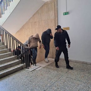 Предстои да бъдат гледани мерките за неотклонение на петимата.
От 5 до 15 г. затвор предвижда законът за ръководене на организирана престъпна група и от 3 до 10 г. за участниците в нея, уточни наблюдаващият прокурор Ангел Георгиев.