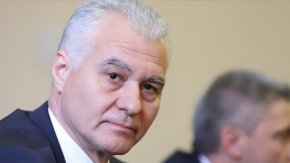 Предсрочното му прекратяване е допустимо само при извънредни обстоятелства, свързани с тежки нарушения, системно неизпълнение на служебните задължения, установен конфликт на интереси и т.п. Освен това, е нужно съгласие от страна и на МС, и на президента.
