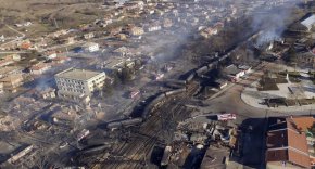 Подсъдими за тежката катастрофа и последвалия взрив, при който загинаха седем души, 14 бяха тежко ранени, а десетки домове бяха унищожени, са машинистите Димитър Михнев и Радослав Петков.