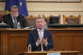 „Разбрахме, че сте в колаборация с президента, който три месеца ще трябва да управлява, докато изпълнявате законодателната програма. Президентът обаче трябва да си отреже и двете ръце. Защото първо се отрече от ГЕРБ, когато излезе с юмрука на площада 2020 г. След това се отрече и от вас, когато каза, че е сгрешил, когато ви е създал. Помните ли това нещо? Нарече ви шарлатани“, припомни още Свиленски.
Социалистът направи обобщение на ситуацията, вследствие на днешното пленарно решение за председател на Народното събрание: „Парламент с двама представители без ръце и парламент без ръце. И искате да управлявате държавата по този начин?, попита той.
