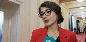 
Остава в преговорния екип на коалицията, но след като вече не е депутат, няма да ходи на консултациите при президента. Подчерта, че основен приоритет на ПП и ДБ е редовно правителство, но отново повтори, че няма да подкрепят кабинет на ГЕРБ или кабинет, в който участва ГЕРБ.