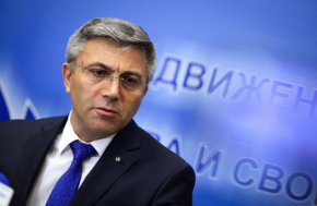 "Доколкото знам от медиите, официално не съм видял, че ние сме поканени за понеделник, така, че за понеделник най-вероятно ако имаме официална покана, сигурно ще се отзовем. Още не съм влязал в стаята. Сега да вляза, може би имаме и официална покана".
