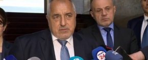 

    "Предизборното говорене свърши. Сега, на който му е мила държавата, трябва да направи компромиси. Това е извода от разговора с президента, който прекрасно разбира, че Шенген, еврозоната и ПВУ няма как да станат без редовно правителство, защото времевия срок надвишава с няколко месеца и сме изправени пред въпроса кой закон да е първи. Затова има още няколко дни. Призовавам за здрав разум", заяви лидерът на ГЕРБ-СДС Бойко Борисов след консултациите при президента Румен Радев.