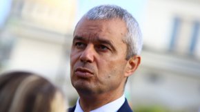 Заседанието на парламента започна с над 15 минути закъснение заради по-дълго продължил председателски съвет.