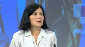 Коментарът на Йоурова идва ден, след като Европейската комисия обяви, че "Туитър" е една от основните онлайн платформи, които ще имат още четири месеца, за да се съобразят с изискванията на новия европейски Законодателен акт за цифровите услуги (ЗАЦУ).