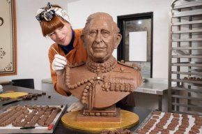 Шоколатиерката Дженифър Линдзи-Кларк добавя финалните щрихи към бюста на крал Чарлз III