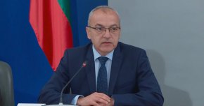
"Как да се намали бюджетният дефицит от 6,4 на 3% е задача, на която ще търси решение Народното събрание. Тук не става дума за прехвърляне на отговорността. След като нашите идеи за приходни мерки не бяха възприети, отговорно и разумно е да представим на народните представители бюджет, разработен по действащото законодателство."