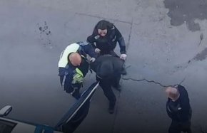 
„Имало е опит за саморазправа с други съседи, дори им е разбил вратата. Един от съседите известно време е лежал в болница след нанесен побой от Димитър“, разказа Ивайло Михайлов, домоуправител на входа на блока, в който Димитър и Анита са живеели.