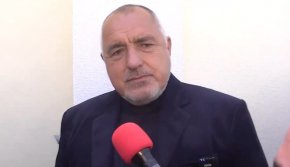 

В проектокабинета на ПП-ДБ има фигури, за които не мога да кажа лошо - министрите на отбраната и екологията. Те обаче са сбъркали времето - народът за втори избори каза, че не могат да управляват сами. Освен мен, ПП-ДБ други приятели нямат, а редовен кабинет би се получил, само ако е общ с ГЕРБ. Като цяло обаче е партиен и неприемлив за нас. Това заяви лидерът на ГЕРБ Бойко Борисов пред журналисти в Разград.
